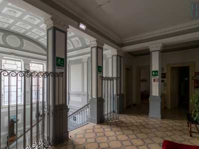 L�elegante scala con ringhiera in ferro ci porta al secondo piano

